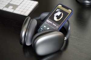 Save $76 on Apple’s opulent AirPods Max noise-cancelling headphones