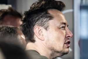 Elon Musk's new Windows laptop needs a Microsoft account, and he's mad