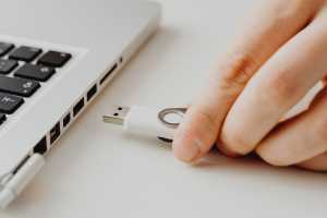 Journalists targeted by USB drives that explode in PCs